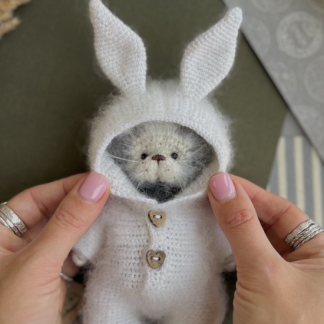 [Анастасия Пономарева] Маленький котенок в комбезе зайки (2025)